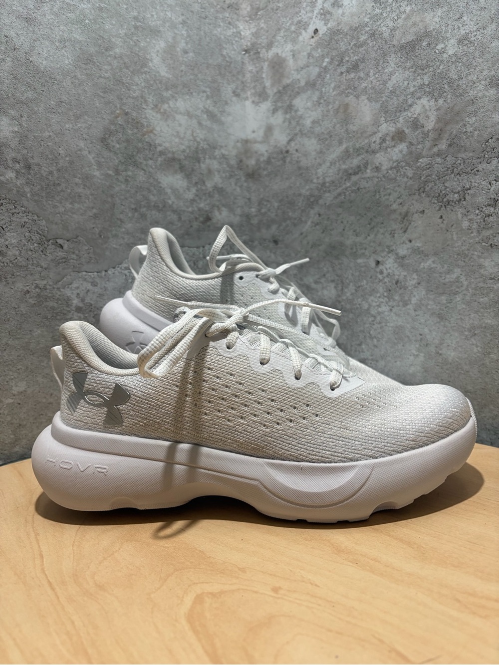 white Under Armour Infinite running shoes women’s size 7.5